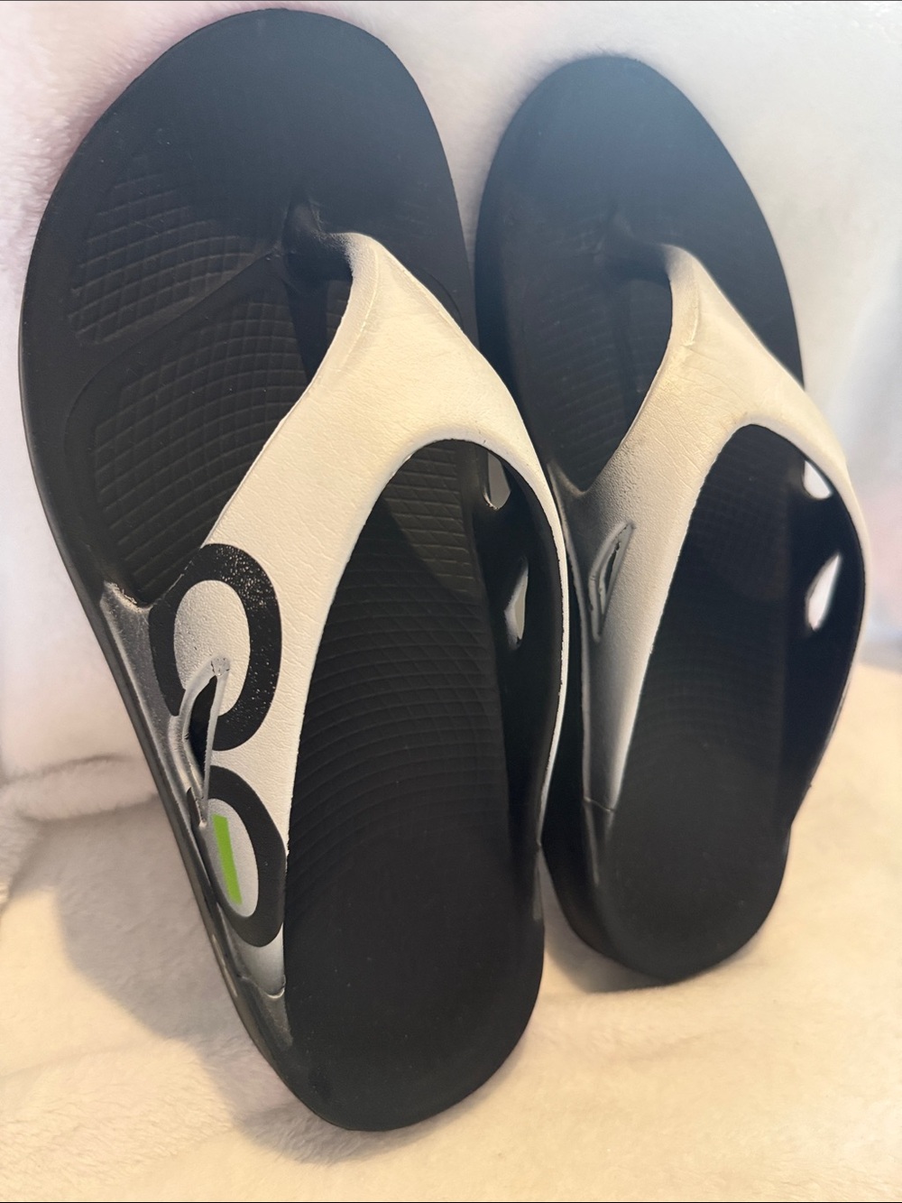 Unisex Black & White Oofos W 12 M 10